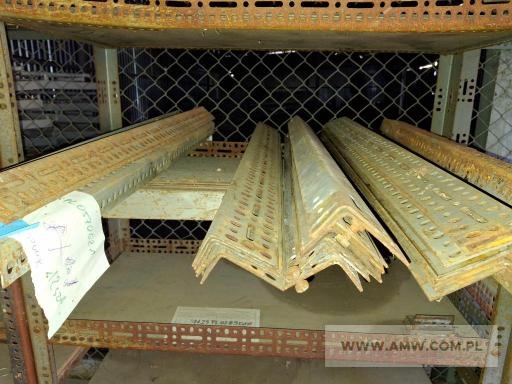 Sprzęt infrastruktury - pakiet zawierający 12 poz. asort. (wg oddzielnego wykazu), w tym m.in.: biurka, gabloty wolnostojące, kątowniki perforowane, krzesła, regały biblioteczne itp. 